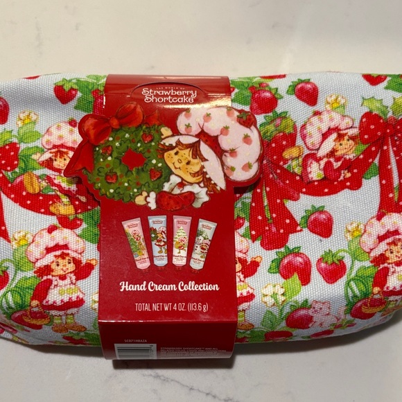 Strawberry Shortcake Hand Cream Collection - Festive Red and Green - Picture 8 of 8